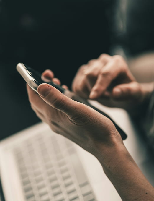 Hand som knappar på telefon