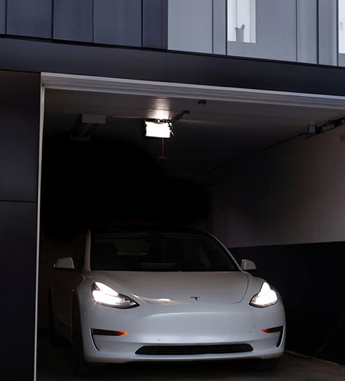 Tesla Model Y i garage